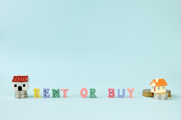 Małe Domy Na Stosach Monet I Tekst Wynajmij Lub Kup Pytanie Dotyczące Nieruchomości Mieszkaniowych