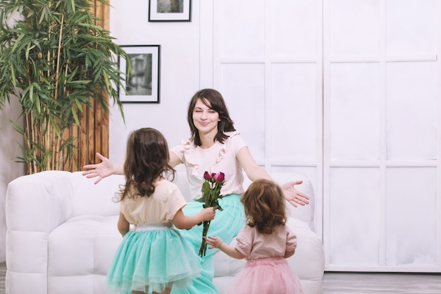 Małe Dzieci Dziewczynki śliczne Piękne I Dają Kwiaty Matce W Domu Na Wakacje