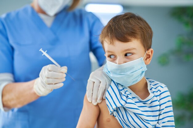 Małe dzieci podczas szczepień w szpitalu. Zdjęcie wysokiej jakości