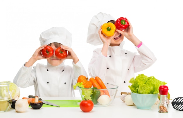 Zdjęcie małe dzieci przy stole z warzywami