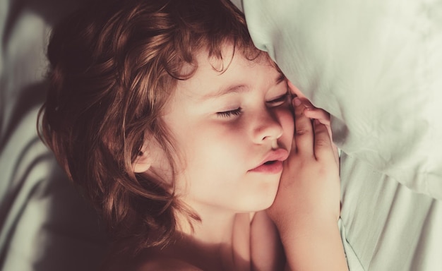 Małe dzieci śpiące z otwartymi ustami chrapiące dzieci śpią w łóżku