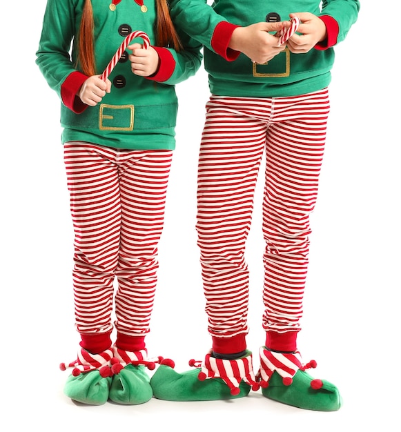 Zdjęcie małe dzieci w stroju elfa i z cukierkami