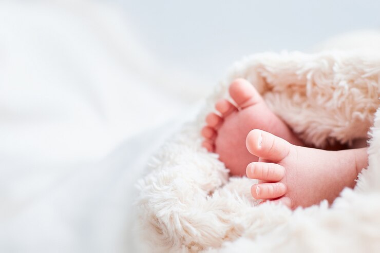 Zdjęcie małe dziecięce nogawki owinięte beżowym materiałem. miejsce na tekst. karta dla dzieci.