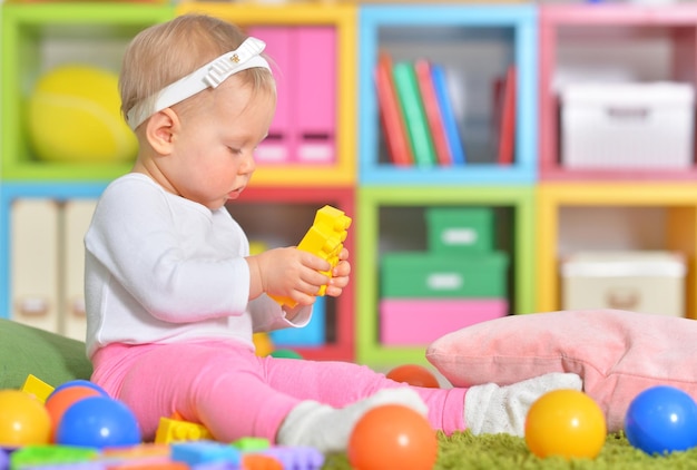 Małe dziecko bawiące się kolorowymi zabawkami