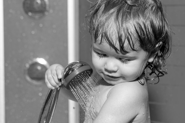 Małe dziecko biorąc kąpiel zbliżenie twarz portret uśmiechający się chłopiec opieki zdrowotnej i higieny dzieci kąpiel dziecka