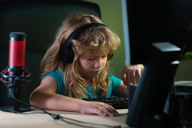 Zdjęcie małe dziecko gra w gry komputerowe w strumieniu gier na komputer i blogowaniu dla dzieci
