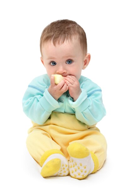 Małe dziecko gryzie jabłko