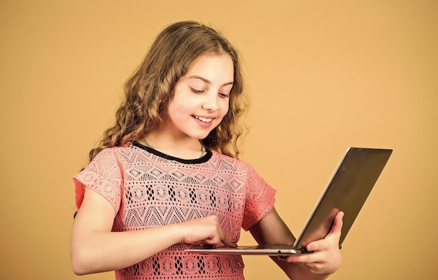Małe dziecko korzystające z komputera Technologia cyfrowa Surfowanie w Internecie Opracowywanie własnego bloga Osobisty blog Sieci społecznościowe i blog Źródło informacji Nowoczesne życie Koncepcja blogowania Dziewczyna z laptopem