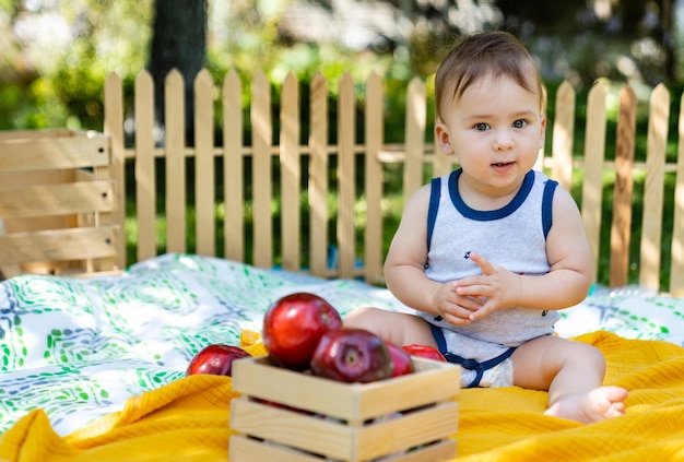 Małe dziecko na farmie w uroczej szmatce Śliczny chłopiec z jabłkami na wsi