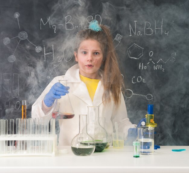 Małe dziecko na lekcji chemii w laboratorium