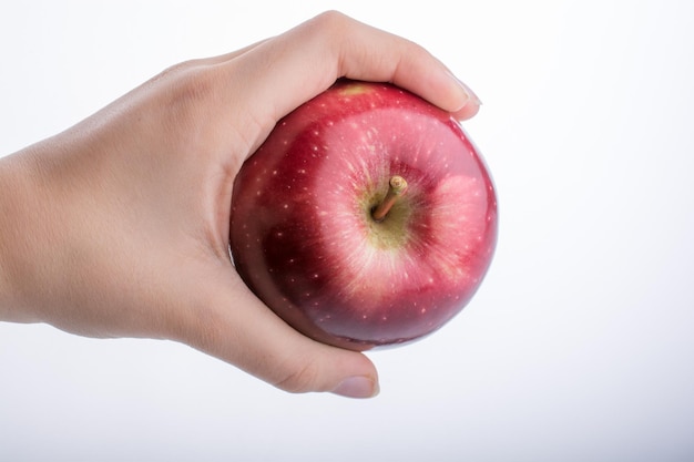 Małe dziecko ręka trzyma jabłko