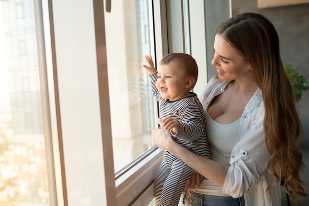 Małe dziecko uśmiechnięte i szczęśliwe z mamą