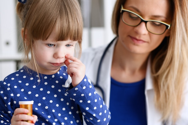 Zdjęcie małe dziecko w biurze pediatry