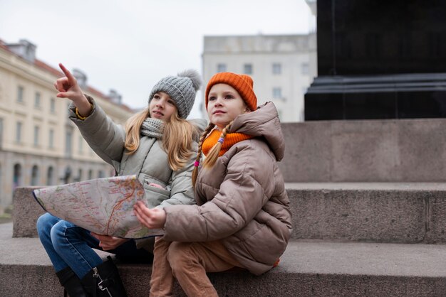 Małe dziewczynki cieszą się wycieczką w rodzinne wakacje