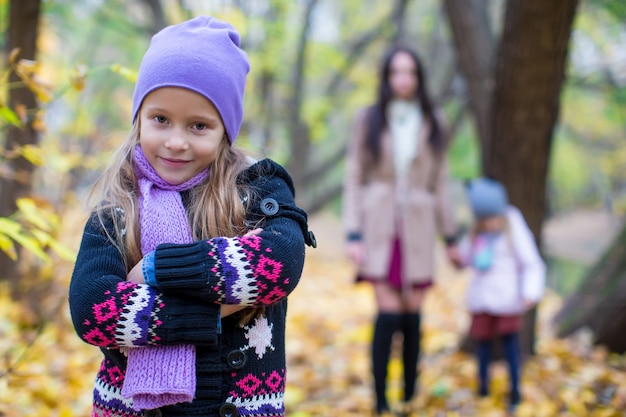 Małe dziewczynki i potomstwo matka w jesień parku outdoors