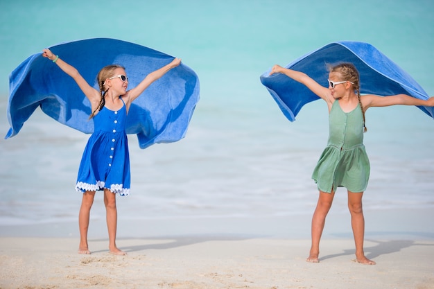 Małe Dziewczynki Ma Zabawę Cieszy Się Wakacje Na Tropikalnej Plaży