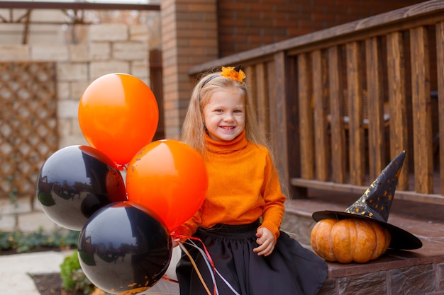 Małe Dziewczynki Na Progu Domu W Kostiumach Na Halloween