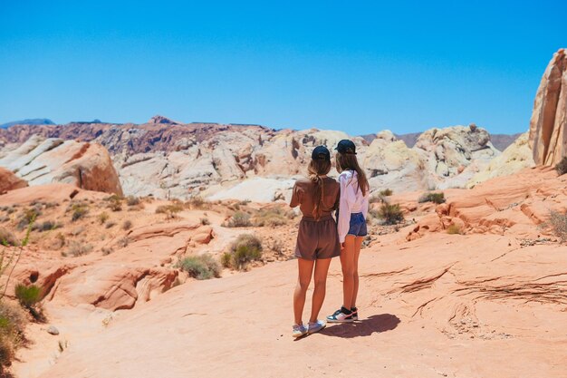 Małe dziewczynki na szlaku w Fire Valley w Utah