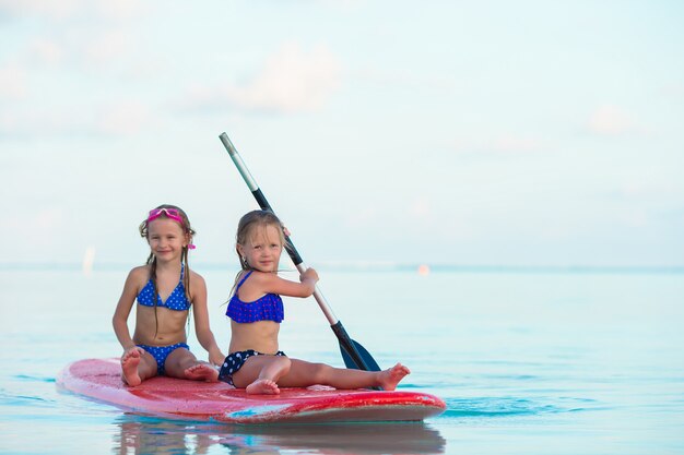 Małe Dziewczynki Pływa Na Surfboard Podczas Wakacje