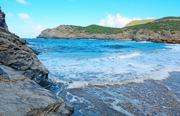 Małe fale w pogodny dzień w Argentiera Sardinia