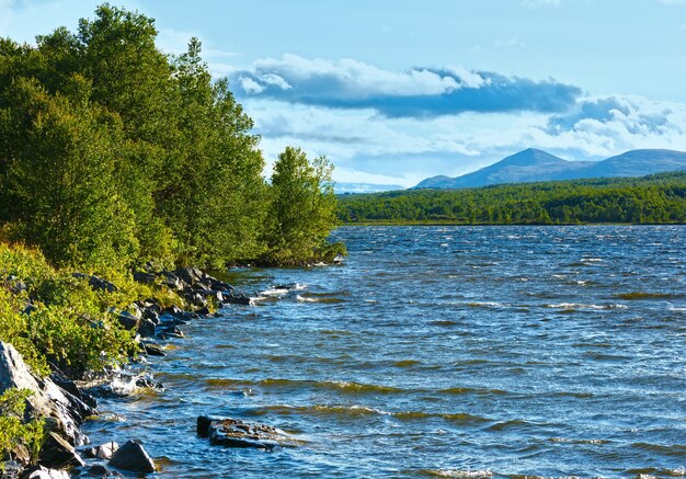 Małe górskie jezioro (niedaleko Dombas, Norge)