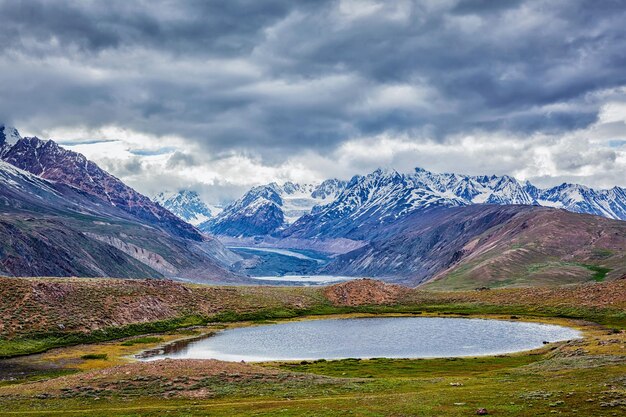 Małe górskie jezioro w Himalajach Dolina Spiti Himachal Pradesh w Indiach