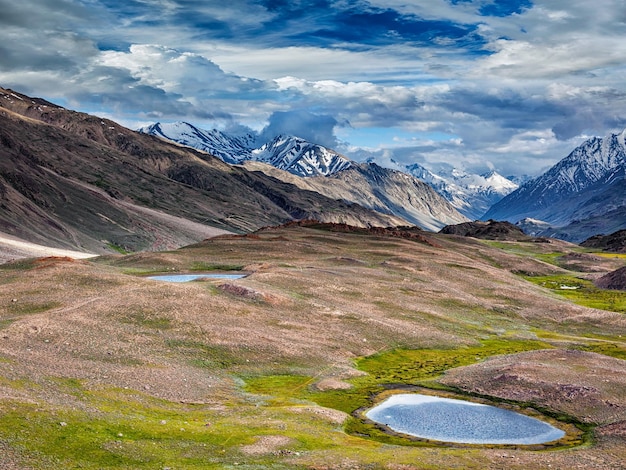 Małe jezioro w Himalajach Dolina Spiti Himachal Pradesh w Indiach