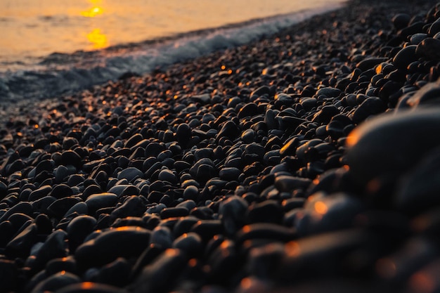 Małe kamienie nad morzem z efektem bokeh Niewyraźne tło dekoracyjne