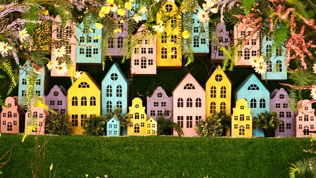 Zdjęcie małe kartonowe kolorowe domki wykonane ręcznie. dekoracje diy na wakacje lub sesję zdjęciową.