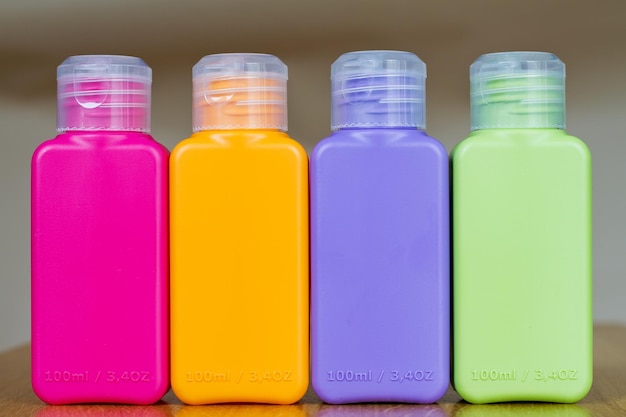 Małe kolorowe plastikowe butelki do podróży