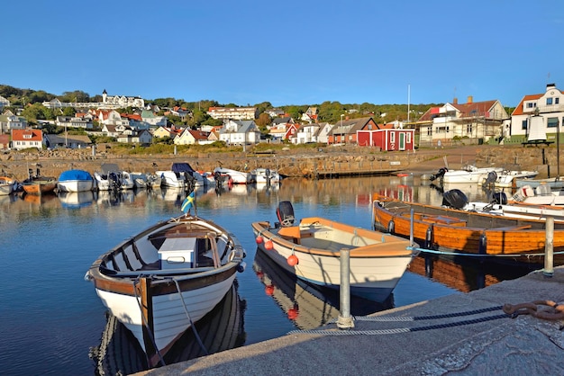 Małe łódki zacumowane w porcie w małym szwedzkim nadmorskim miasteczku Molle