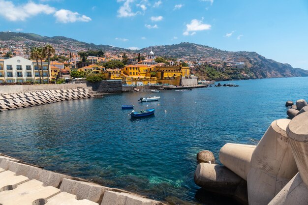 Małe łodzie rybackie obok Forte de Sao Tiago na plaży Funchal latem nad morzem Madera