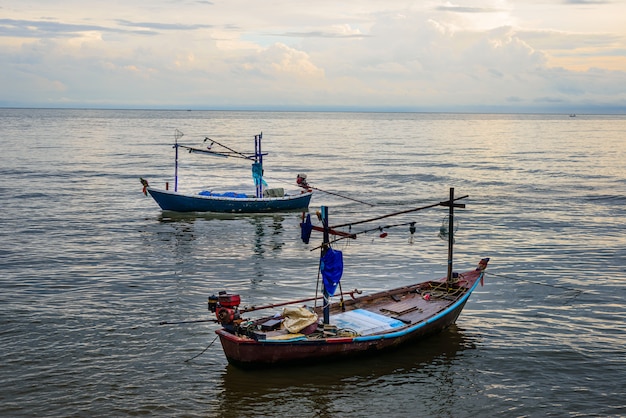 Małe łodzie rybackie w dennym Hua Hin, Tajlandia