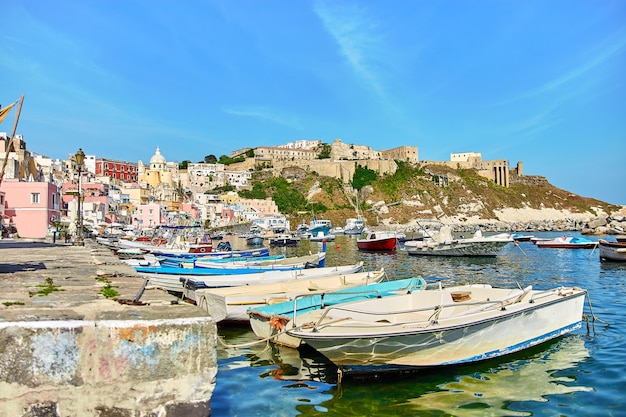 Małe łodzie w porcie na wyspie Bay of Procida, Neapol, Włochy