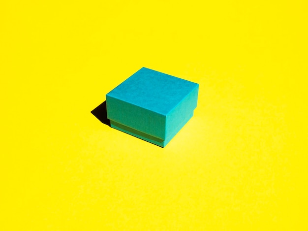 małe niebieskie pudełko na żółtym tle