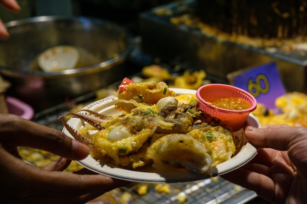 Małe omlety z owoców morza z tradycyjnego rynku żywności i bazaru w Tajlandii