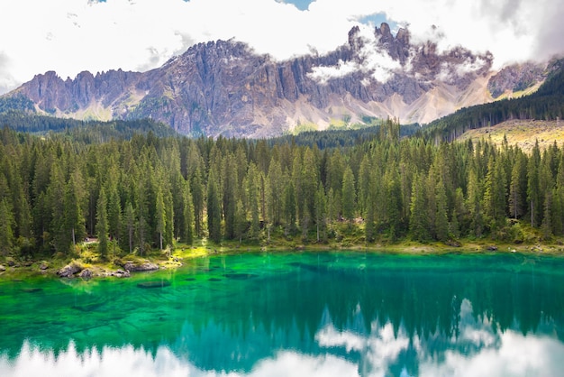 Małe piękne jezioro otoczone górami w Alpach Dolomitów