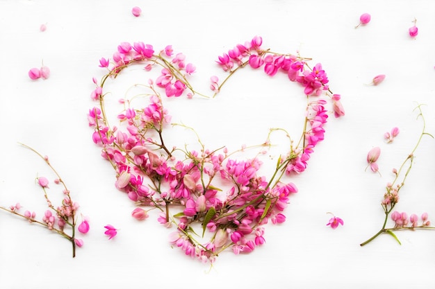 małe różowe kwiaty układ serca płaskie leżał styl pocztówki