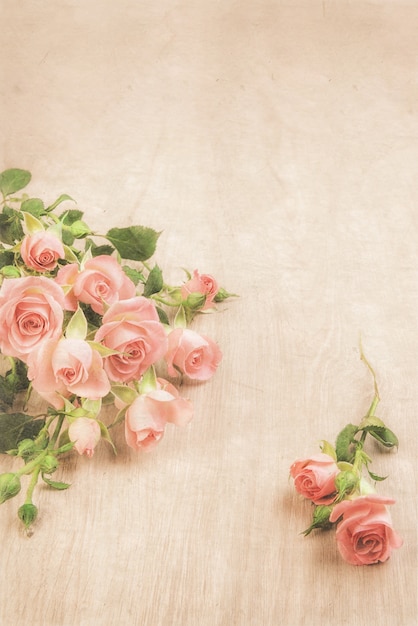 Małe różowe róże na drewnie, ul. Valentine powierzchni, miejsca na tekst