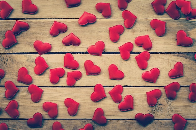 małe serce na drewno na tle valentine