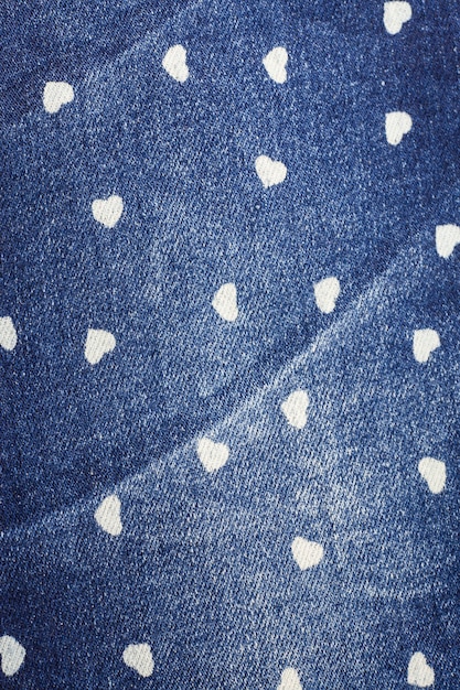 Małe serce niebieskie dżinsy tekstura tło.