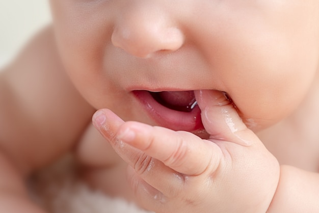 Małe słodkie noworodek niemowlęce ząbkowanie