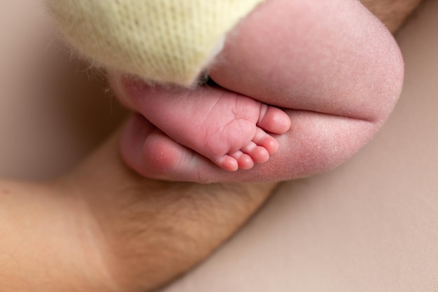 małe stopy noworodka na białym tle