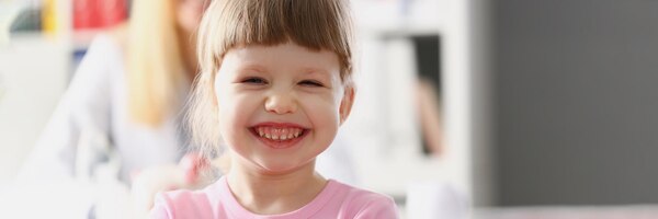 Małe szczęśliwe dziecko w gabinecie pediatry zaplanowało spotkanie dla dziecka