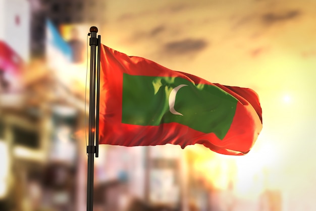 Malediwy Flaga Przeciw Miastu Rozmyte Tło W Sunrise Backlight