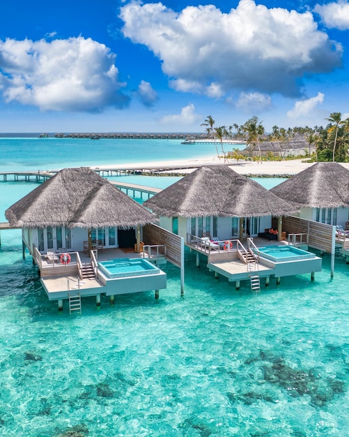 Malediwy rajska wyspa morze. Tropikalny pejzaż powietrzny, krajobraz morski z pomostem, wille z bungalowami na wodzie
