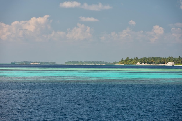 Malediwy tropikalna rajska plaża krystalicznie czysta woda kokosowa wyspa