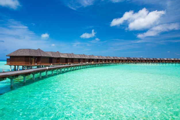 Malediwy woda bungalowy kurort na plaży na wyspach Ocean Indyjski Malediwy Piękny krajobraz morski luksusowy kurort i niebo Plaża pod cudownym niebem