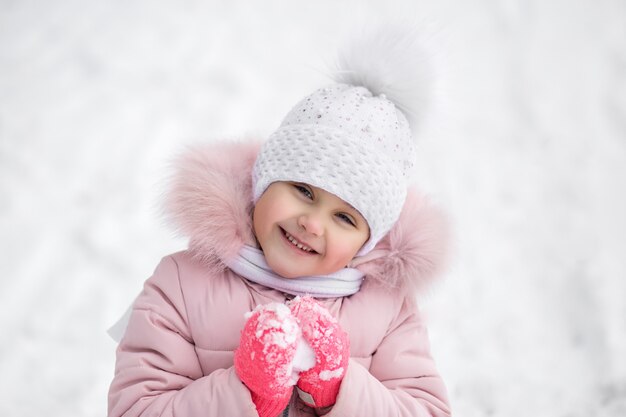 Małej dziewczynki zimy portret w naturze