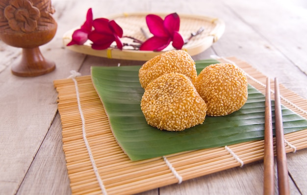 Malezja pustynia, Onde-Onde lub znany jako chiński Sesame Ball na liściu bananowca.